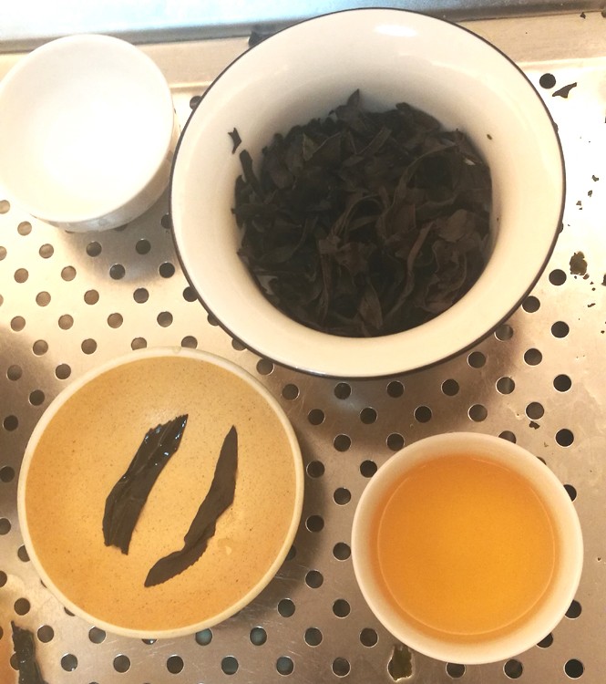 1776614671433628.jpg 半叶红茶叶底和茶汤.jpg
