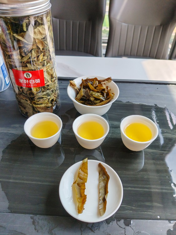 1790555265122832.jpg 半叶凌云白毫茶叶底和茶汤.jpg