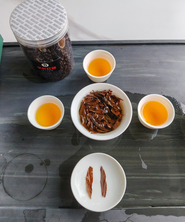 1790555433405047.jpg 半叶红茶叶底和茶汤.jpg