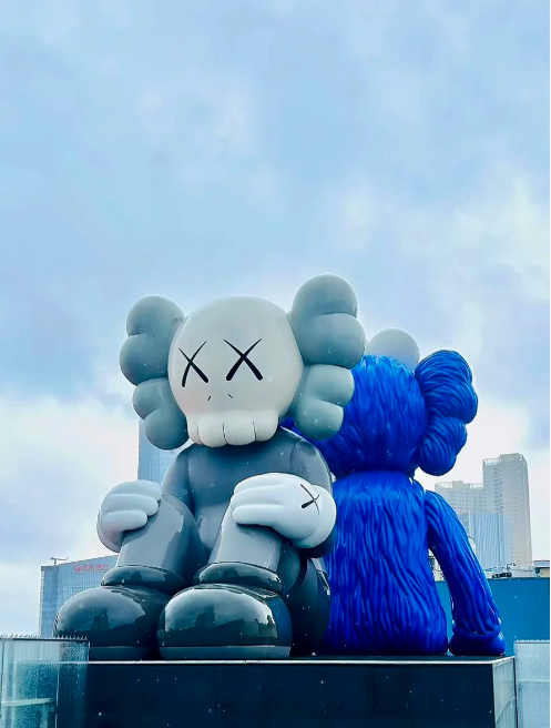 1791775678389369.png ifs国金kaws雕像.png