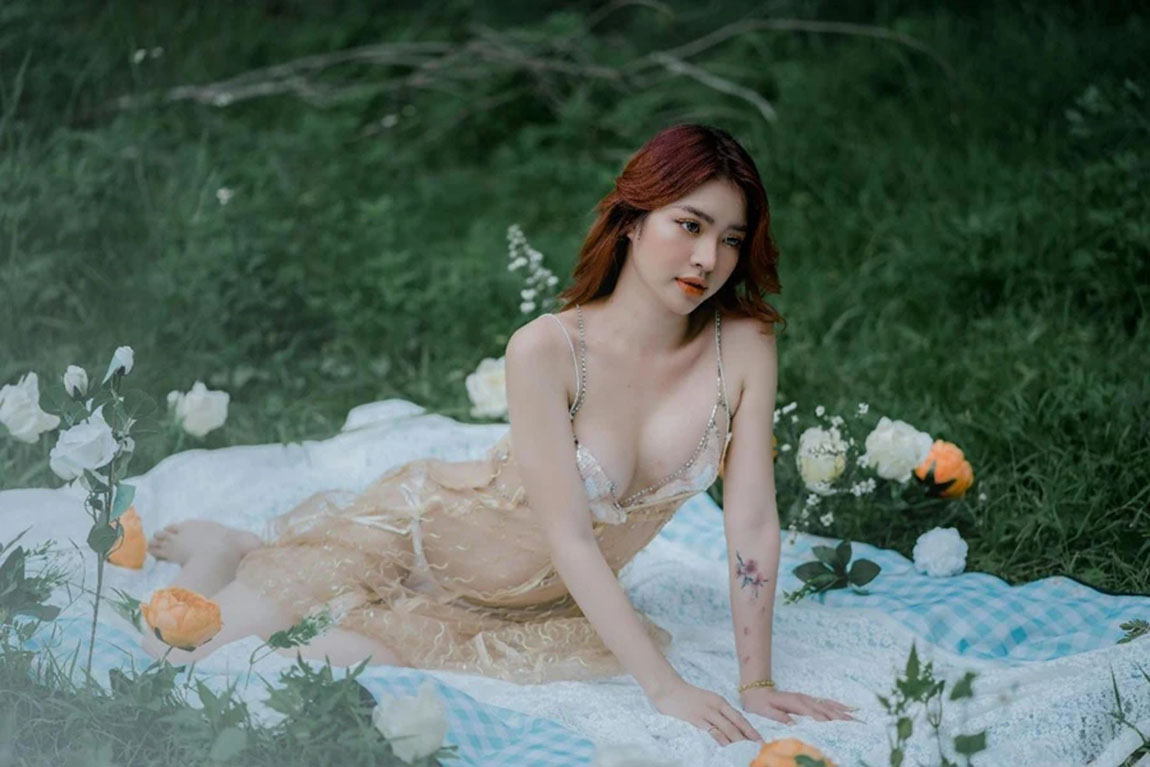 Sexy-Woman-Posing-while-on-a-Picnic-Blanket.webp.jpg