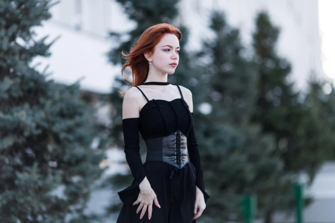 Redhead-woman-in-black-outfit-standing.webp.jpg