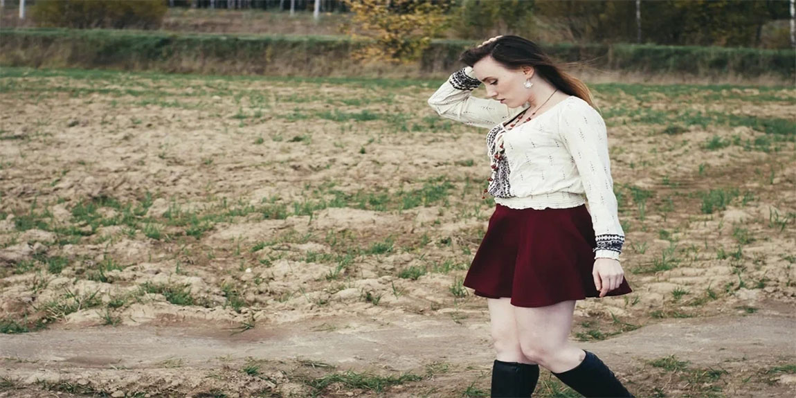 Red-head-girl-walking-on-the-forest-road-in-ethnic-clothesRed-head-girl-walking-on-the-forest-road-in-ethnic-clothes.webp.jpg