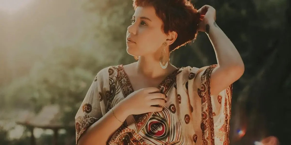 Artistic-portrait-of-a-fashionable-young-woman-outdoors-with-sunrays-illuminating-her-elegant-attire-by-Rafa-Barros.webp.jpg