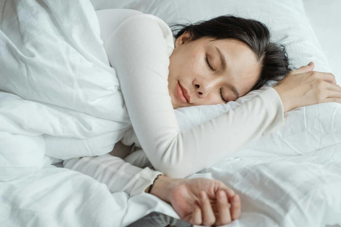 Woman-sleeping-in-bed-near-smartphone.webp.jpg