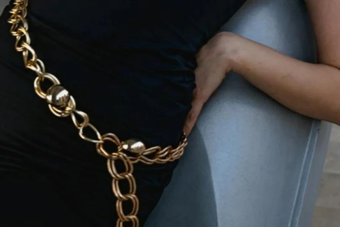 Woman-wearing-shiny-gold-chain-belt.webp.jpg