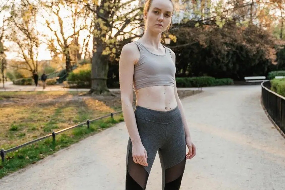 lady-in-gray-and-black-ski-leggings.webp.jpg