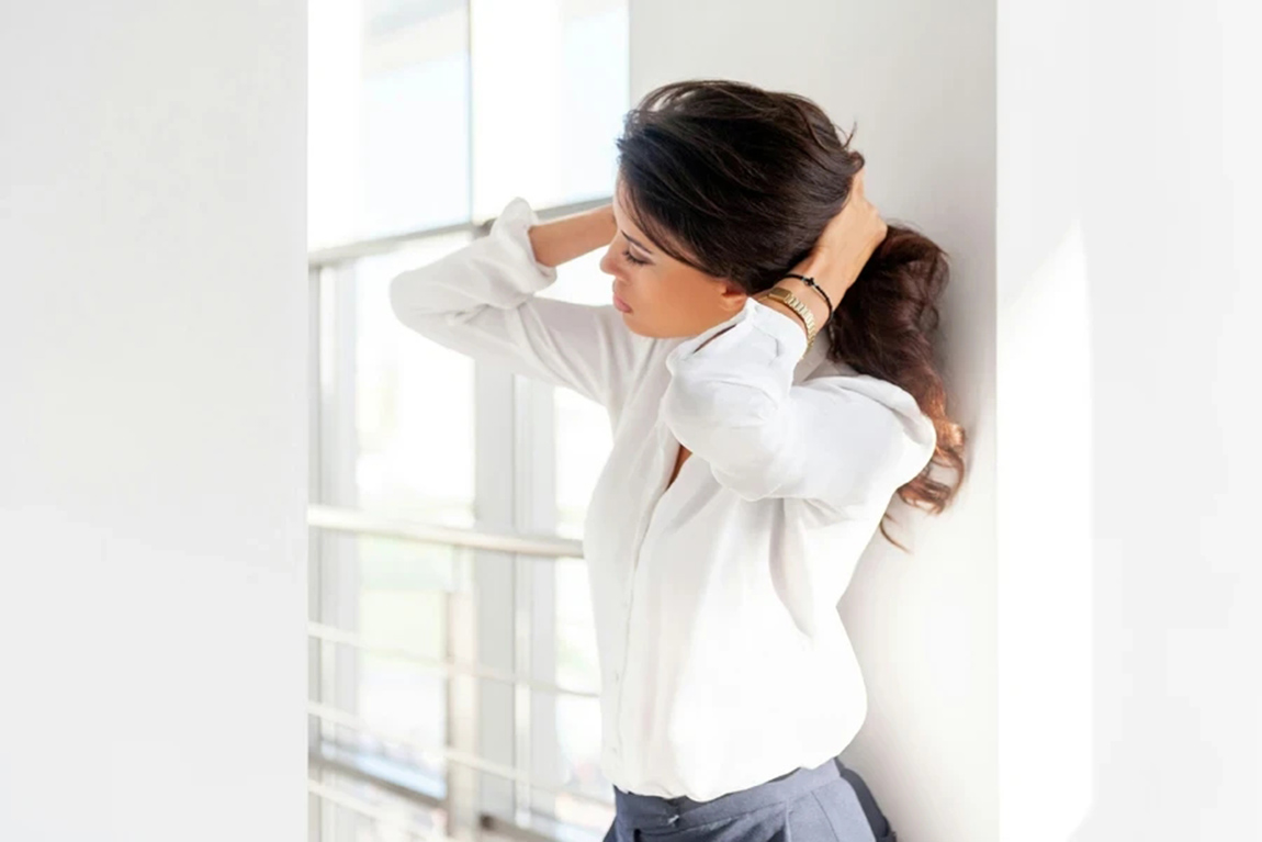 Woman-wearing-white-button-up-dress-shirt.webp.jpg