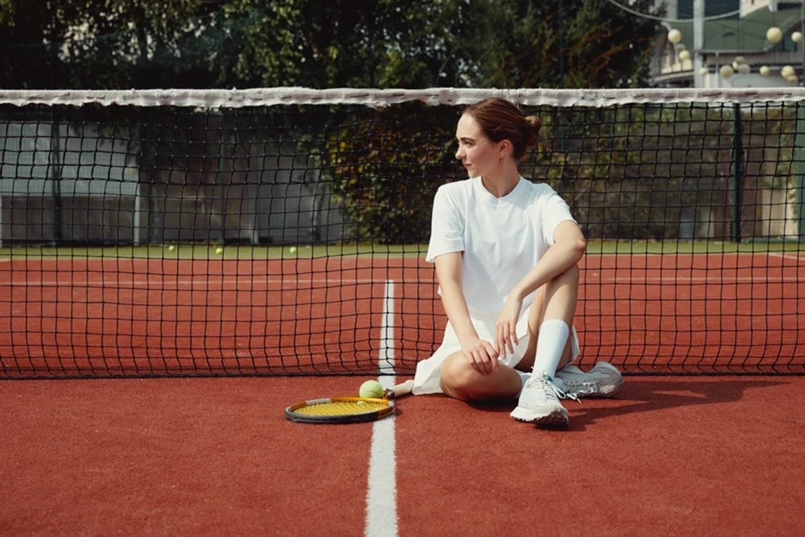 Woman-sitting-on-tennis-court-wearing-thermal-tennis-dress.webp.jpg