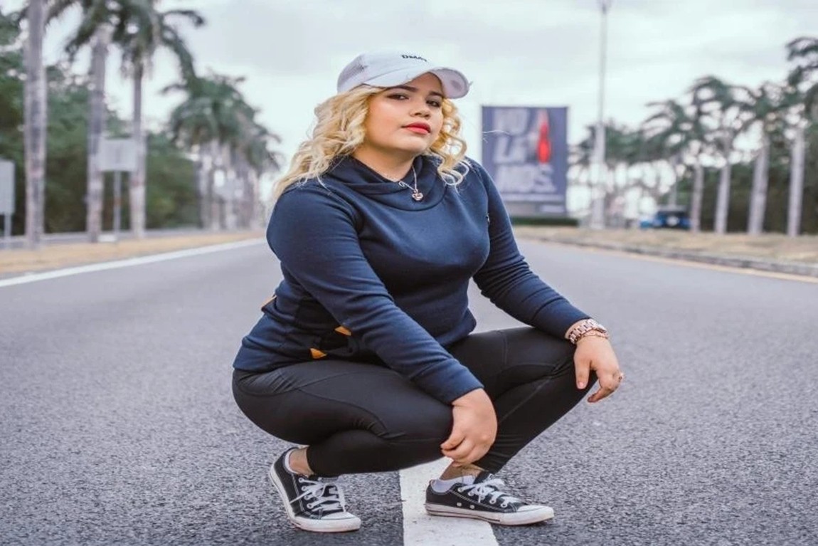 A-woman-in-comfortable-athleisure-squatting.webp.jpg
