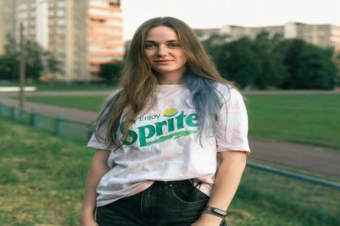 A-woman-wearing-a-baggy-white-t-shirt.webp.jpg