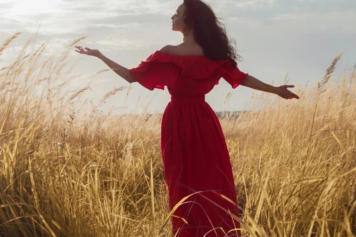 Attractive-Woman-in-Long-Red-Dress-Standing-in-Tall-Grass-and-Greeting-Sunlight-by-ӧԧ֧ߧڧ-ާѧ.webp.jpg
