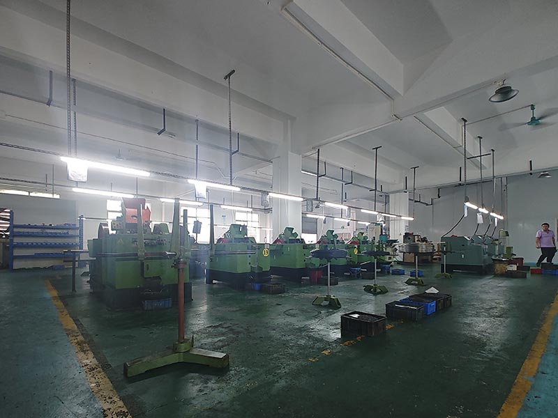 在工业制造与产品组装领域,精密螺丝虽小,却扮演着举足轻重的角色。它如同机械结构中的“关节”,确保各个部件紧密连接、稳定运行。选择合适的精密螺丝供应商,不仅关乎产品质量,更影响着生产效率、成本控制以及企业的长期发展。那么,究竟该以哪些标准来衡量和挑选精密螺丝供应商呢?一、质量把控:核心中的核心质量是选择精密螺丝供应商的首要考量因素。精密螺丝对尺寸精度、材质性能、表面处理等方面有着极高的要求。尺寸精度精密螺丝的尺寸偏差必须控制在极小的范围内。以常见的螺纹规格为例,牙距、外径、内径等参数的微小偏差,都 在工业制造与产品组装领域,精密螺丝虽小,却扮演着举足轻重的角色。它如同机械结构中的“关节”,确保各个部件紧密连接、稳定运行。选择合适的精密螺丝供应商,不仅关乎产品质量,更影响着生产效率、成本控制以及企业的长期发展。那么,究竟该以哪些标准来衡量和挑选精密螺丝供应商呢?一、质量把控:核心中的核心质量是选择精密螺丝供应商的首要考量因素。精密螺丝对尺寸精度、材质性能、表面处理等方面有着极高的要求。尺寸精度精密螺丝的尺寸偏差必须控制在极小的范围内。以常见的螺纹规格为例,牙距、外径、内径等参数的微小偏差,都