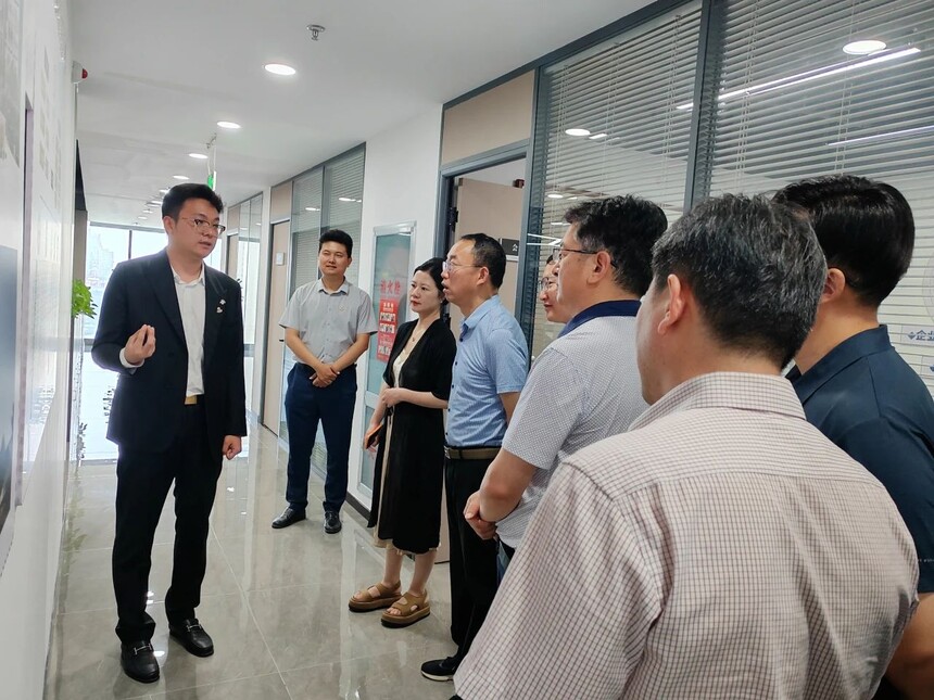 参观2.jpg
