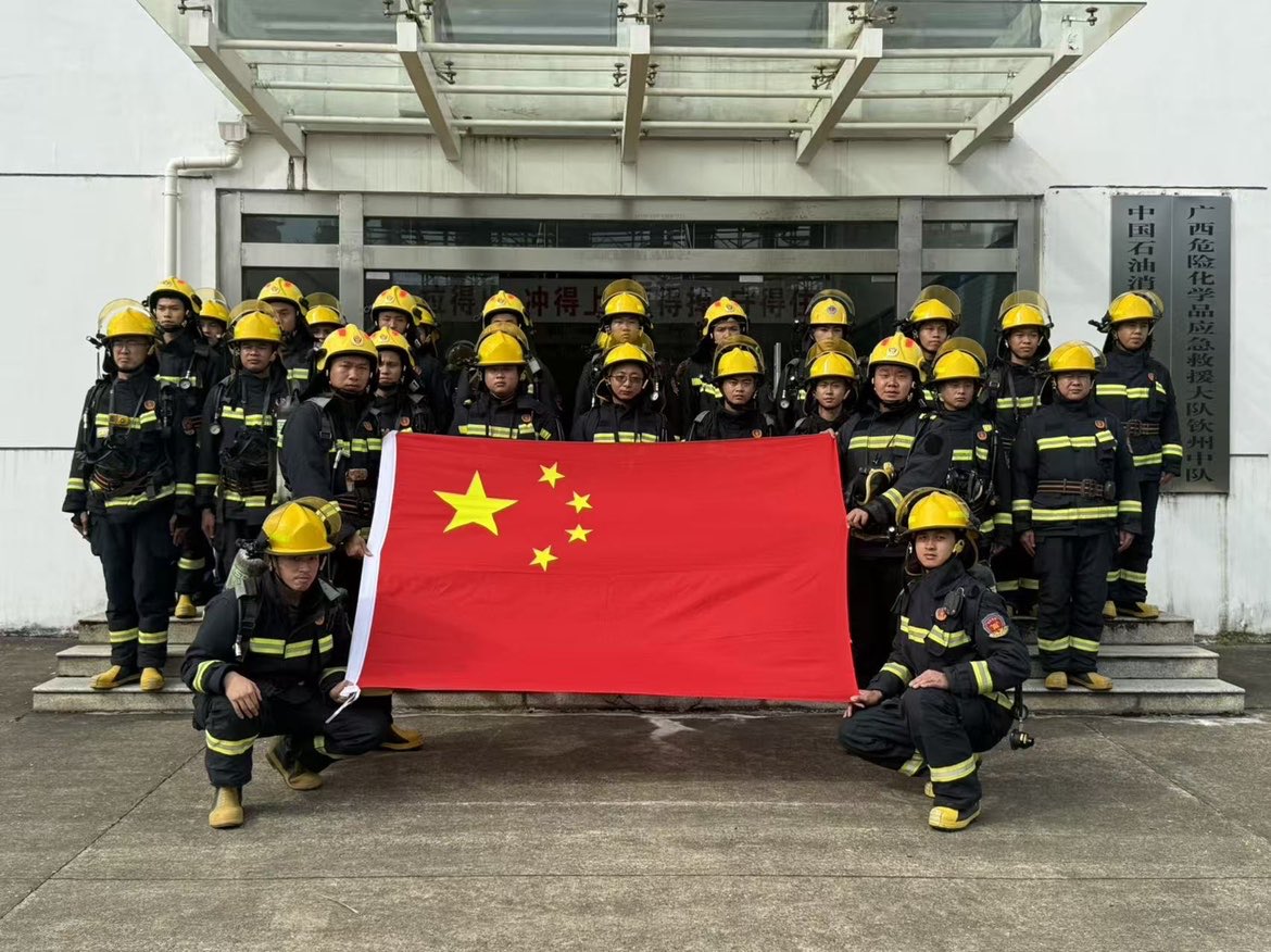 當“中國紅”遇上“中秋月”,艾威生消安集團隊伍管理事業部的別樣團圓!