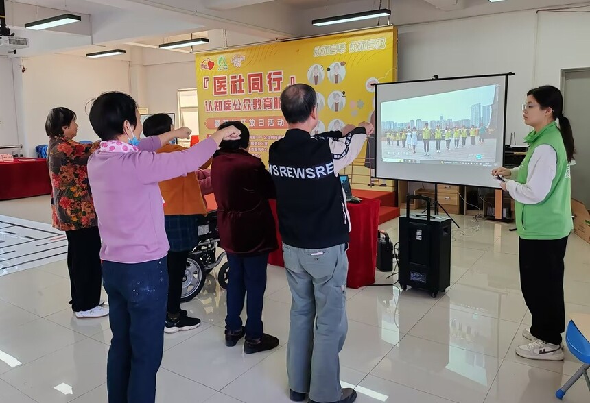 1733826051582276.jpg 医社同行20241127六周年开放日活动长者齐齐做手指操预防认知症.jpg