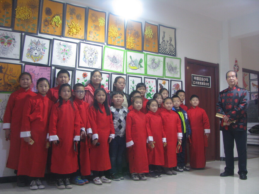 1734424594681515.jpg 9-贾国严老师在培训基地与学员们合影 第七张.JPG