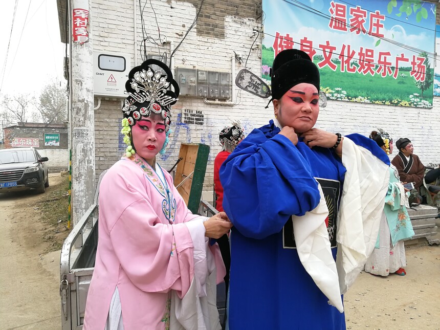 1734424954361196.jpg 演出前互相帮助整理戏服.jpg