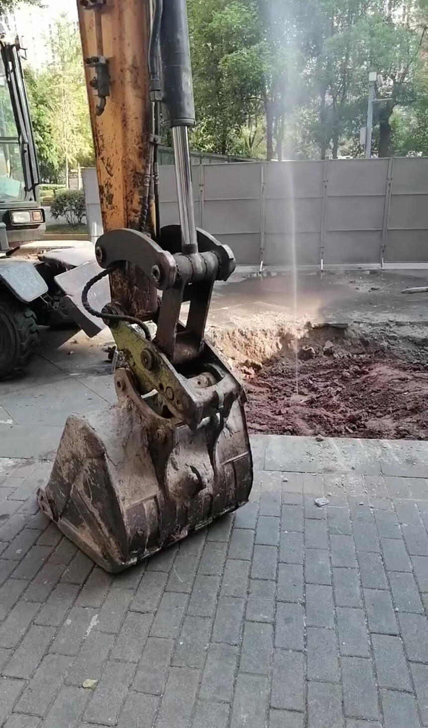 1735795872821259.jpg 自来水主管漏水2.jpg