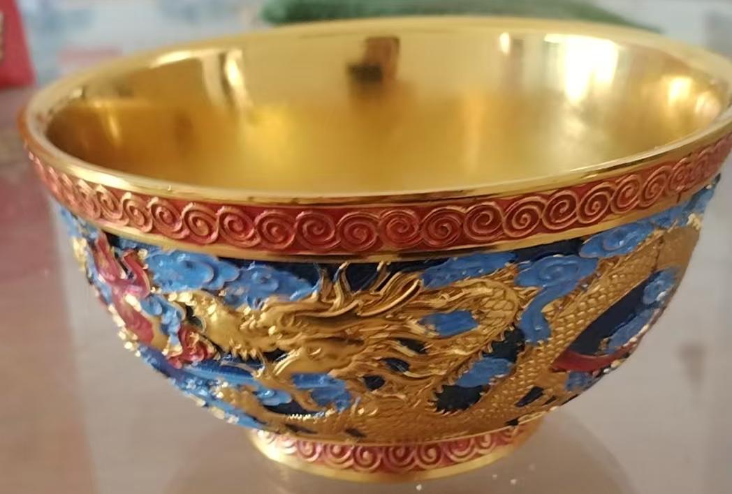中国古美術 旧蔵 清代 鍍金銅蟠龍碗 双龍戲珠 鏨刻酒碗 茶碗 精銅製 古美味 大清乾隆年双龙金碗_雅春民藏艺术品交易中心