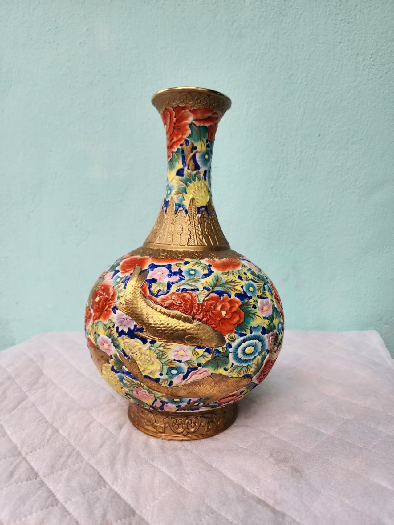 乾隆描金粉彩浮雕金鲤穿花纹天球瓶_雅春民藏艺术品交易中心