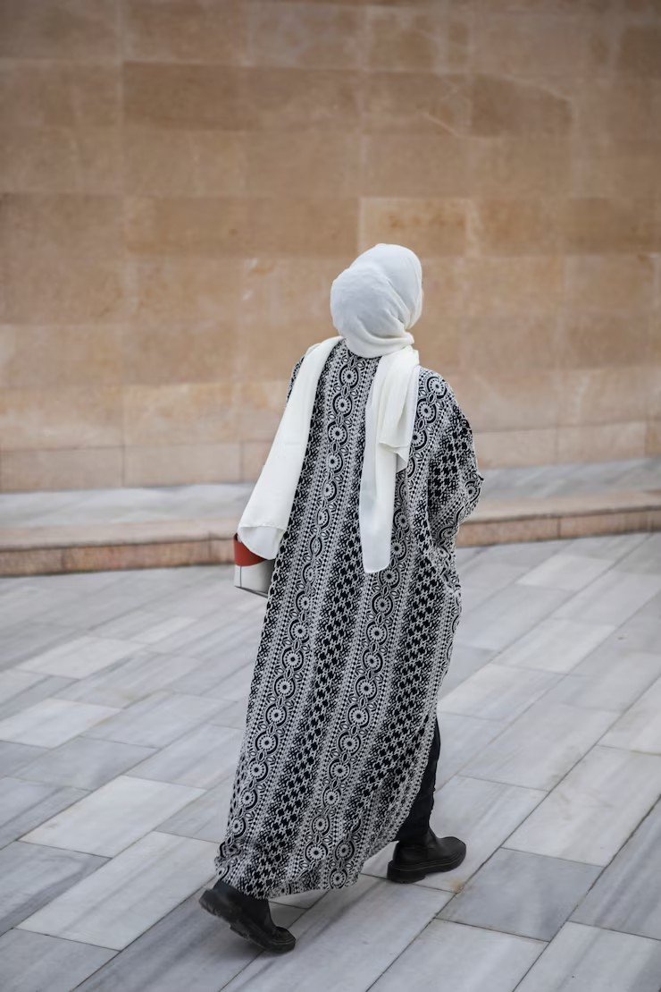 full-shot-woman-walking-outdoors_23-2150154502.jpg_ga=GA1.1.427249260.avif.jpg