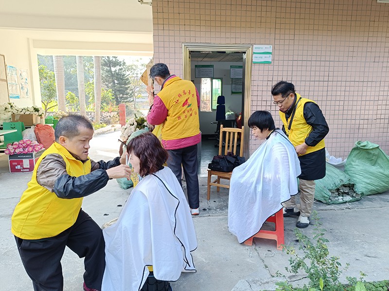 广东惠州：暖阳照乡野 爱心暖康园