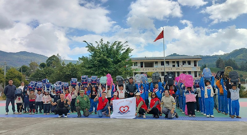 ��ΪȺ�ڰ�ʵ��  �߽���У����ů