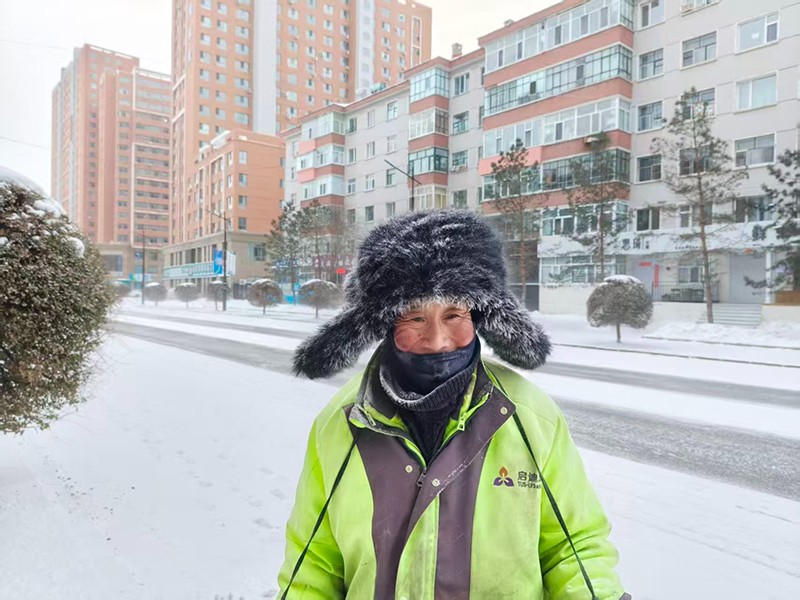 党建引领聚合力 暖心粥香敬环卫——公益慰问活动