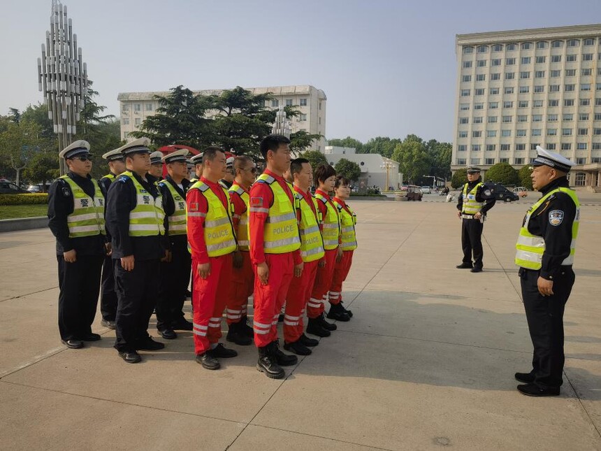 “金牌教官”传经送宝 “编外交警”充电赋能