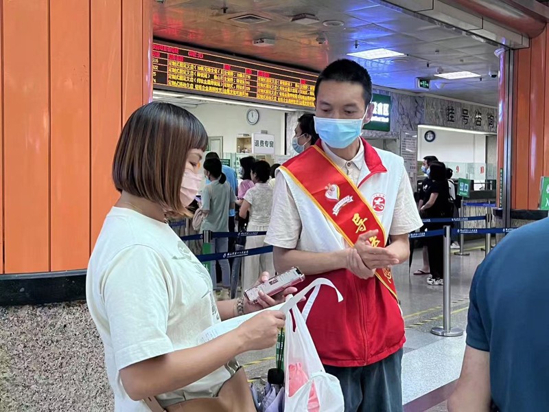甘当公益路上的修行僧 愿做成人达己的践行者