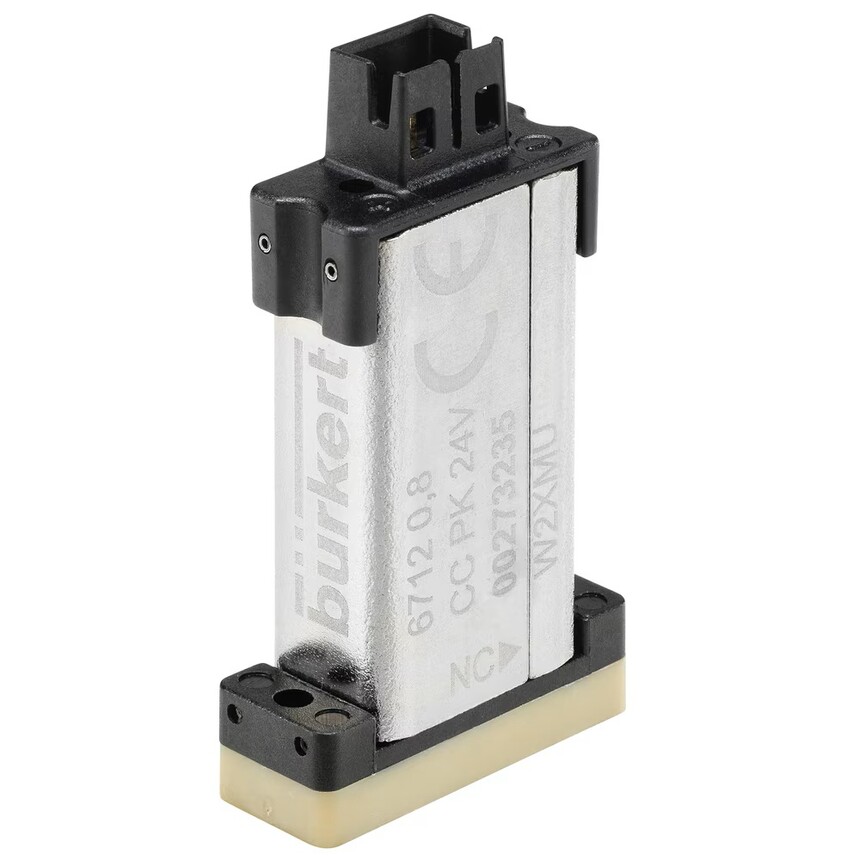 a7f51318ae1b-6712_006_A_plug.jpg