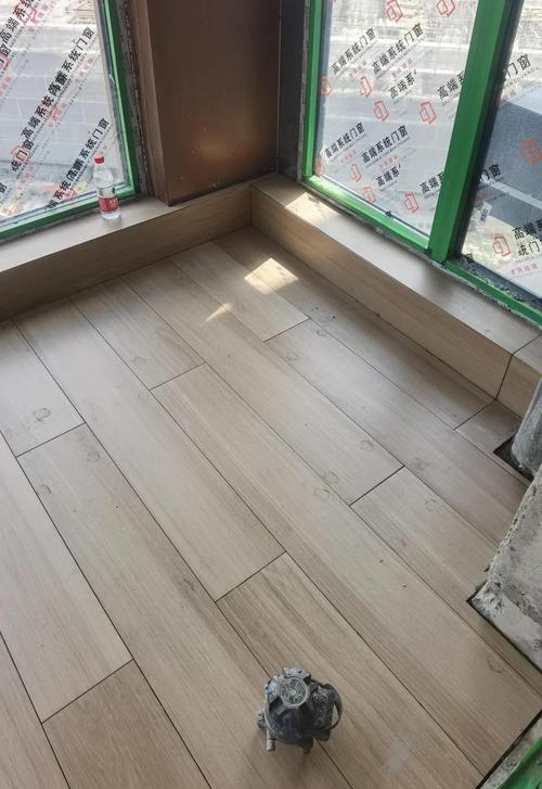 600x1200MM 木纹砖抛蜡轻奢石 新中式阳台 木纹耐候性 施工户外铺贴固定方法_木纹石抛光_石材抛光蜡对人有什么危害