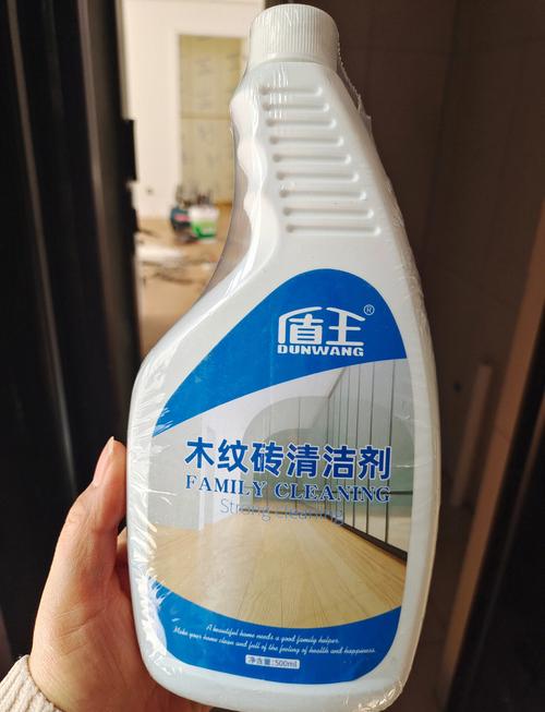 木纹砖的日常保养需要注意什么?能像实木地板一样打蜡维护吗?_地板砖保养方法视频教程_地板砖保养样实木能日常使用吗