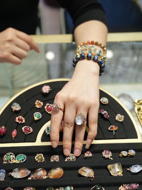 联想跨界合作_品牌与设计师跨界合作_“皇爵釉彩”与高端珠宝设计的跨界合作,探索材质的无限可能。