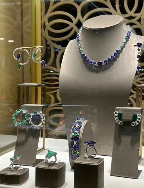 “皇爵釉彩”与高端珠宝设计的跨界合作,探索材质的无限可能。_联想跨界合作_品牌与设计师跨界合作