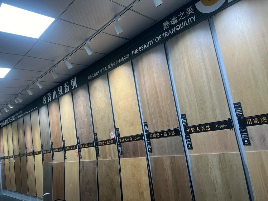 晶釉石瓷砖优缺点_大理石瓷砖好还是抛釉_亮面砖之森林木歌:超现石皇爵釉彩与喷墨大理石,内墙砖中的自然风代表