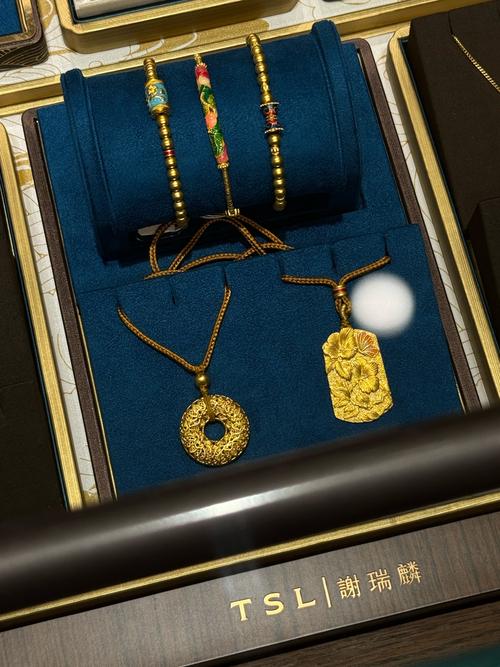 “皇爵釉彩”与高端珠宝设计的跨界合作,探索材质的无限可能。_跨界合作失败案例_跨界合作营销方案