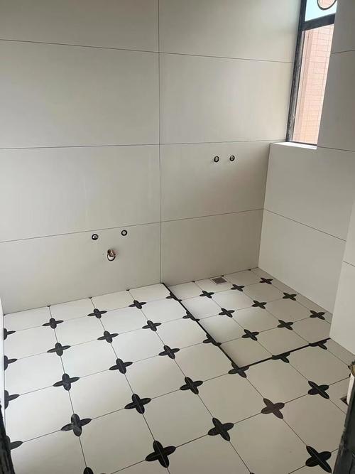 阳台装瓷砖_阳台与卫生间瓷砖防滑性能大考验,教你选出既安全又美观的产品。_阳台卫生间瓷砖一样好不好