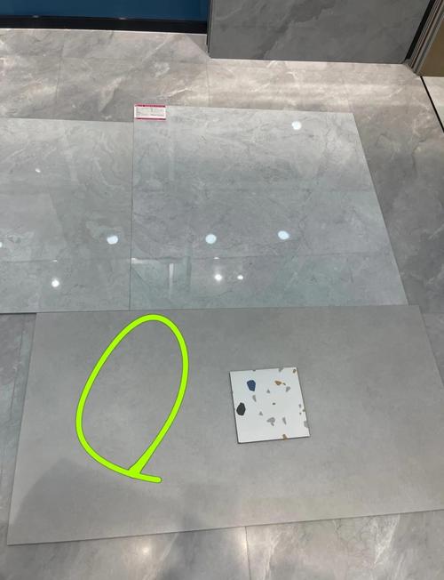 瓷砖色差问题如何避免?教你如何在选购时检查同一批次的颜色一致性。_买瓷砖颜色差异太大怎么办_瓷砖色泽不一样如何区分责任