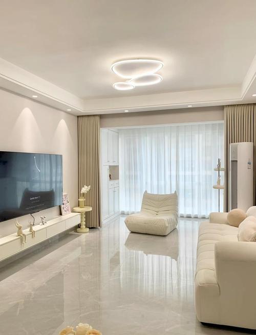 小户型瓷砖选购秘籍:用对尺寸和颜色,视觉面积立刻扩大20%。_瓷砖尺寸大小误差怎么调整_如何选瓷砖空间显大