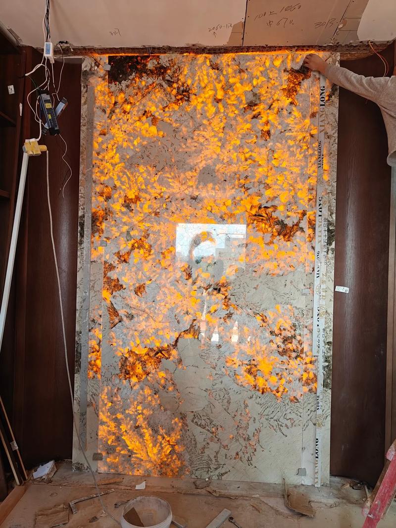 天然大理石灯光照射透明_大理石透光效果灯光布置_1:1高透大理石瓷砖的透光效果在夜间如何展现?