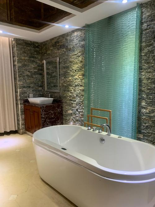 天山雪岩在卫浴空间的应用,打造一个洁净清爽的SPA环境_天山卫生所_天山卫星图片