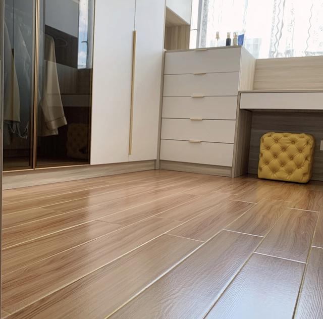 大理石系列瓷砖的纹理重复率过高会对大面积铺贴的整体效果产生何种影响?_立体模具木纹砖优缺点_木纹砖脚感对比