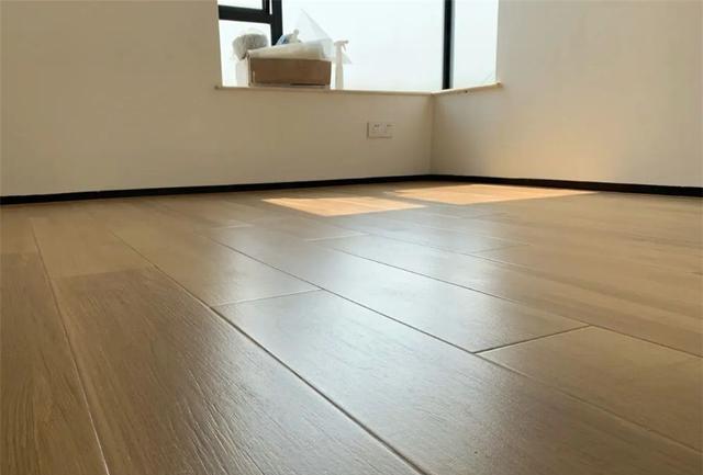 大理石系列瓷砖的纹理重复率过高会对大面积铺贴的整体效果产生何种影响?_木纹砖脚感对比_立体模具木纹砖优缺点