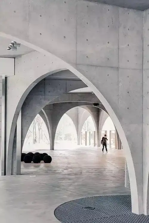 莫兰迪色系应用_高级灰设计理念_清雅素色系列瓷砖在全屋应用时如何通过不同深浅的搭配来营造空间层次感?