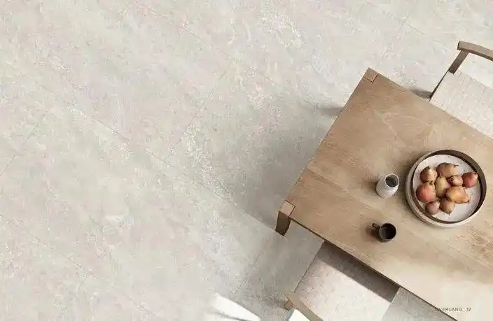 清雅素色系列瓷砖在全屋应用时如何通过不同深浅的搭配来营造空间层次感?_高级灰设计理念_莫兰迪色系应用