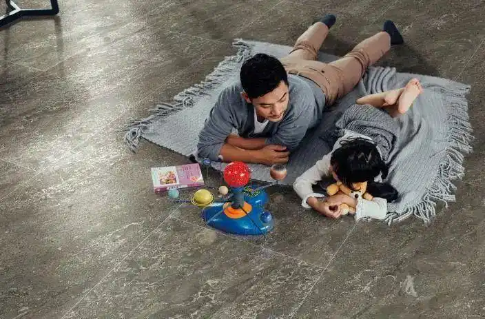 清雅素色系列瓷砖在全屋应用时如何通过不同深浅的搭配来营造空间层次感?_莫兰迪色系应用_高级灰设计理念