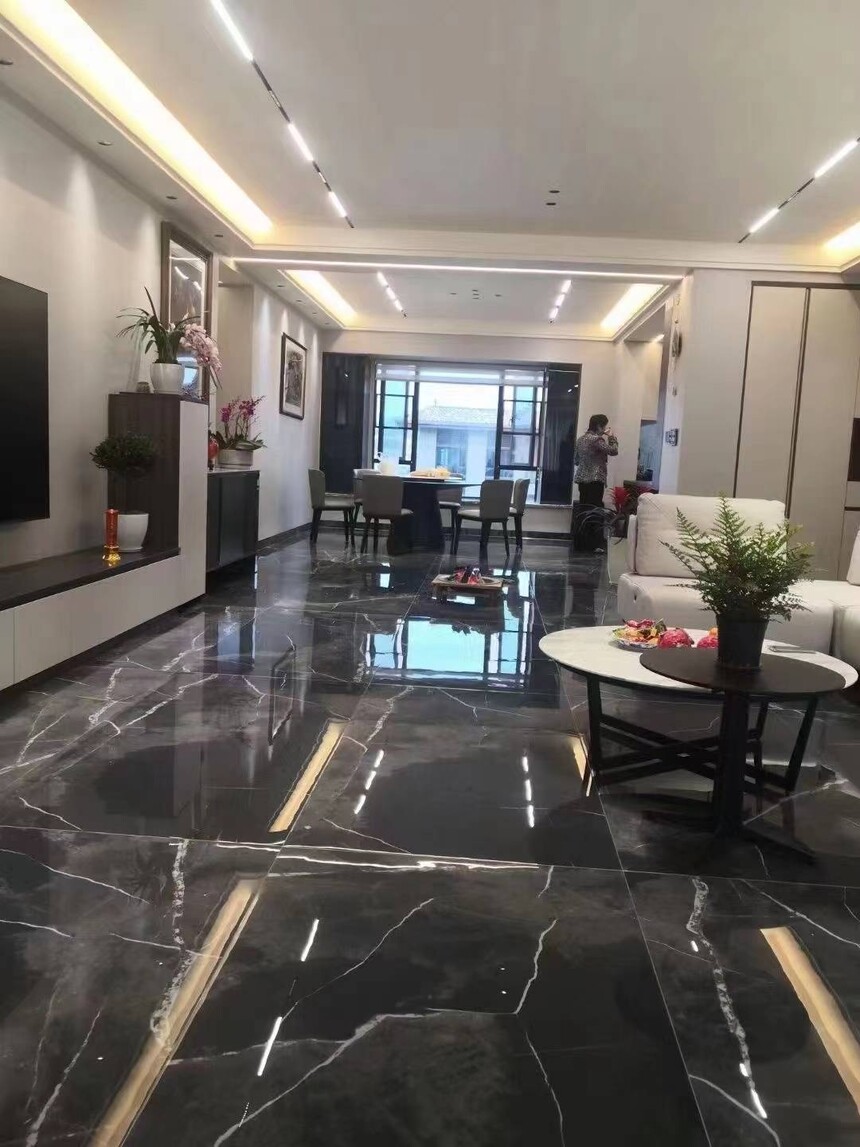 魔晶石系列瓷砖的深色系产品在采光不足的空间内使用是否会显得过于压抑?_深色调瓷砖搭配_浅色系木饰面板