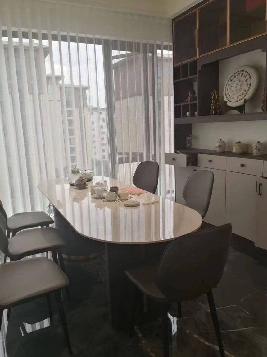 魔晶石系列瓷砖的深色系产品在采光不足的空间内使用是否会显得过于压抑?_深色调瓷砖搭配_浅色系木饰面板